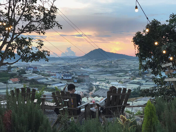 đà lạt, cà phê, mùa mưa, du lịch, thành phố ngàn hoa, view đẹp, đồi núi, rừng thông, cafe đà lạt view, tasty acoustic cafe, mê linh coffee garden, an cafe đà lạt, vườn yên đà lạt, cafe tỏi đen đà lạt, cafe tùng đà lạt, tiệm cà phê túi mơ to, thông ơi coffee, top 10 quán cà phê có view đẹp nhất đà lạt nhất định bạn nên ghé qua một lần